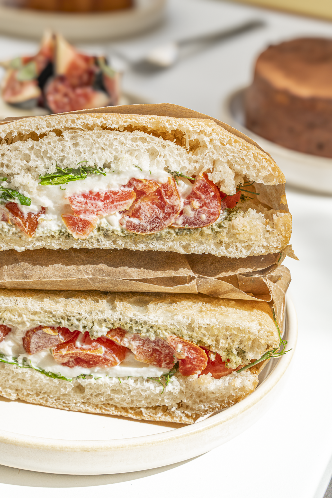 Olive bread pesto tomates